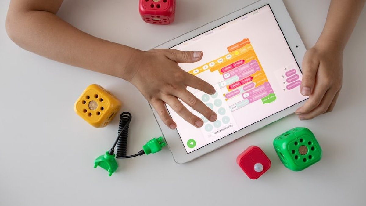 Digitizing Tablet for Teaching: Models for Online Education